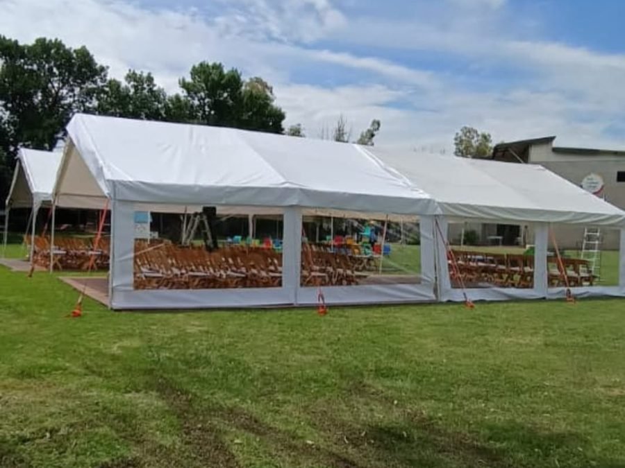 Carpa cerrada armada para un evento, con sillas en el interior