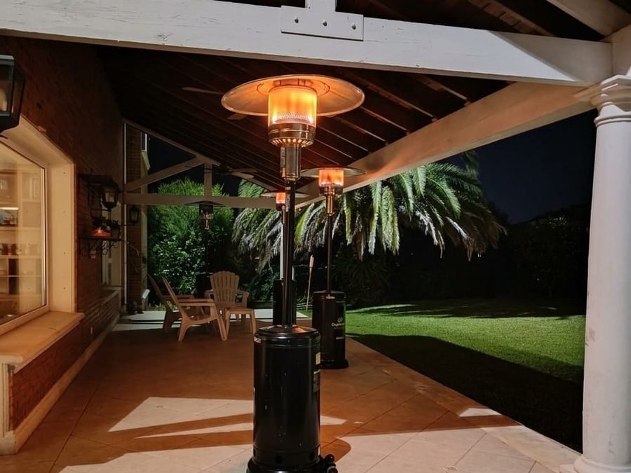 Calefactor de exterior encendido en una galería