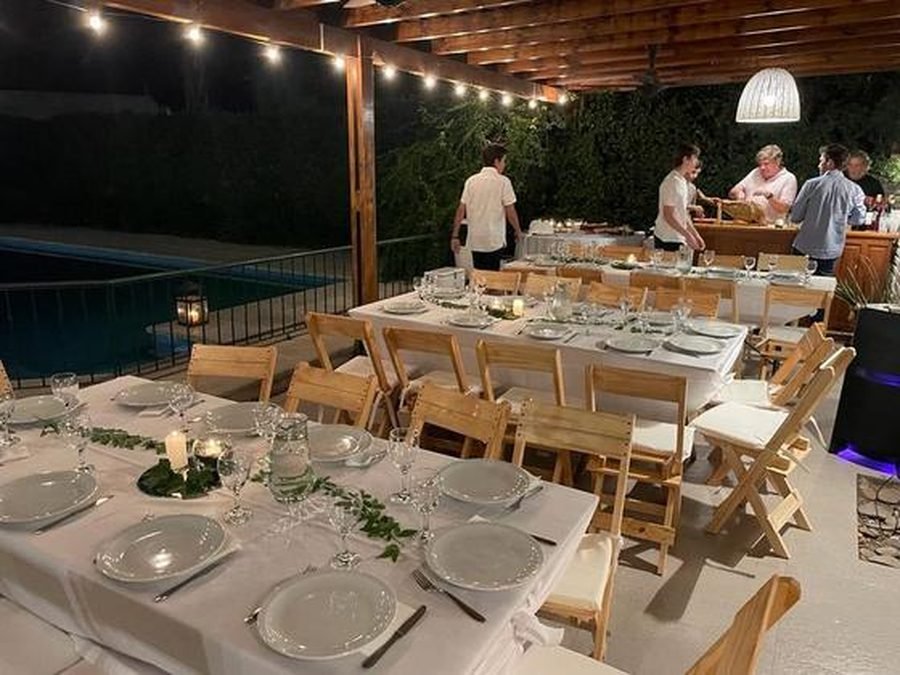 Mesas y sillas de madera puestas para un evento