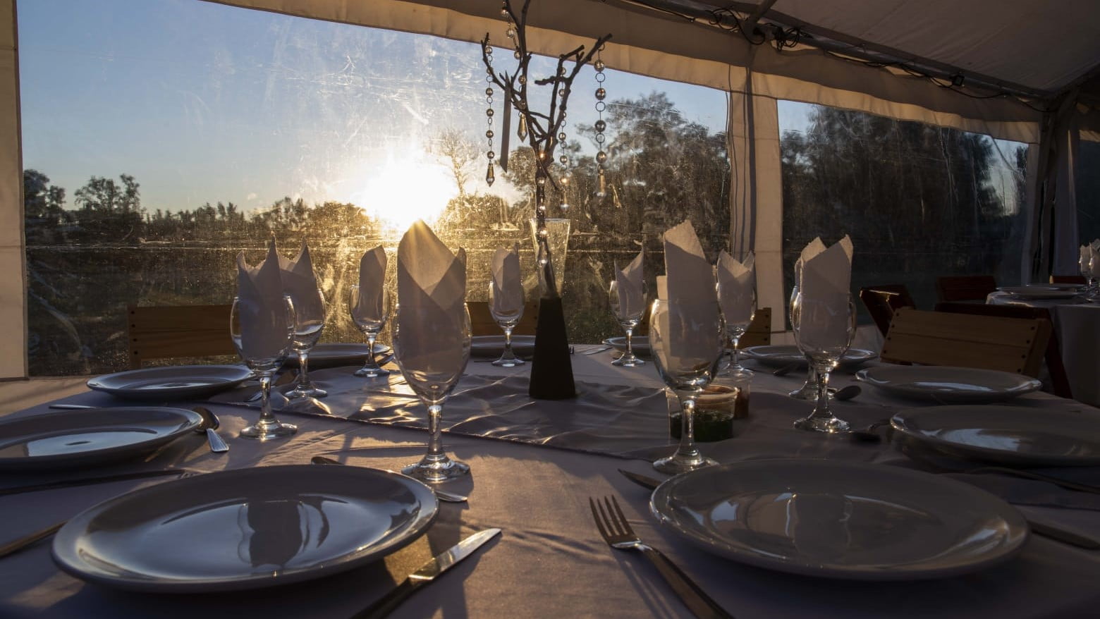 Interior de una carpa estructural, vista de una mesa para 10 personas