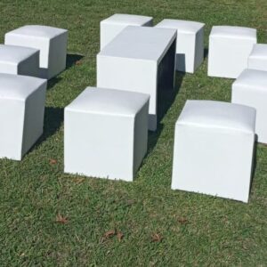 Juego de puff con mesa puente