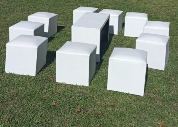 Juego de puff con mesa puente